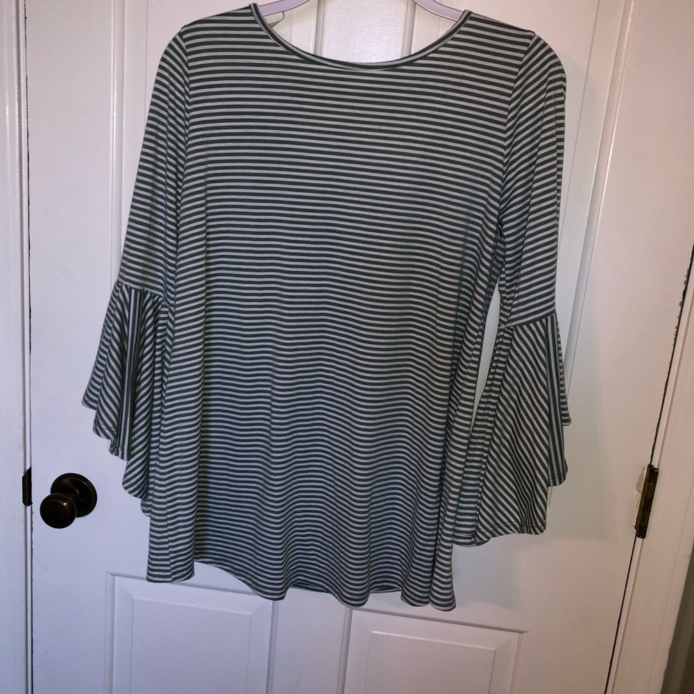 Bell sleeve tunic with cut out